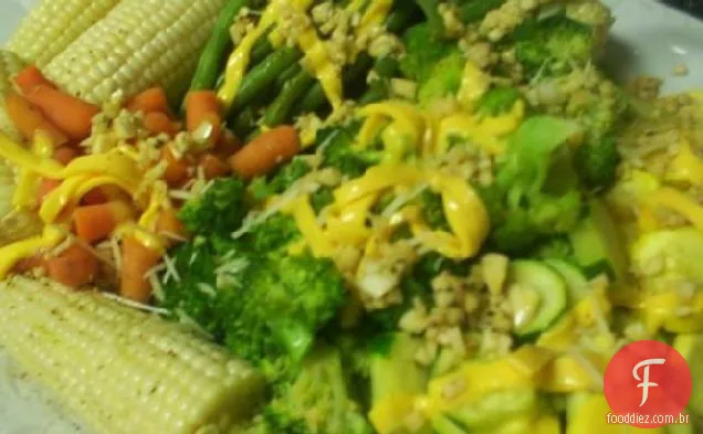 Prato De Legumes Cozido No Vapor Com Molho De Alho Limão