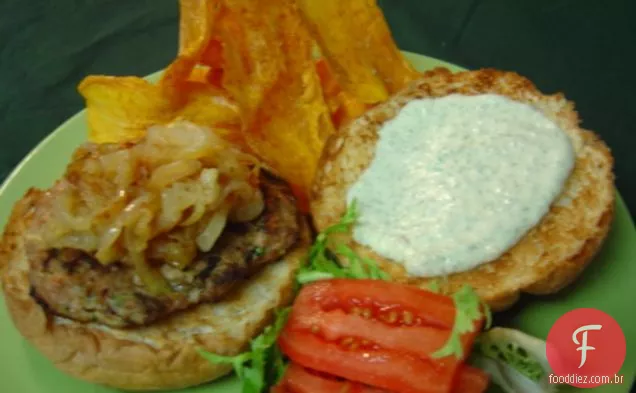 Mesa hambúrgueres com sálvia Aioli e batatas fritas picantes
