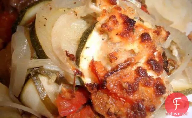 Abobrinha assada com queijo Feta e tomate
