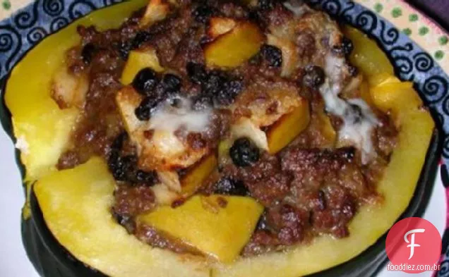 Carne Moída E Metades De Abóbora De Bolota Recheadas Com Maçã