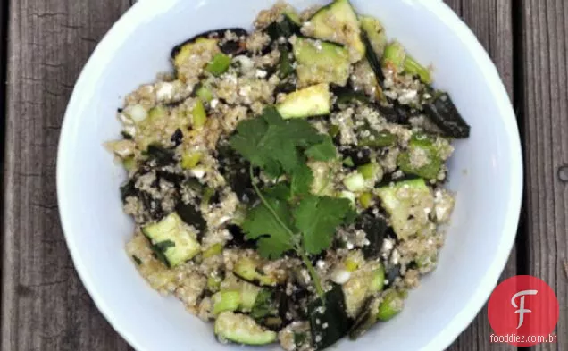 Salada de Quinoa com abobrinha grelhada, queijo Feta e Poblanos
