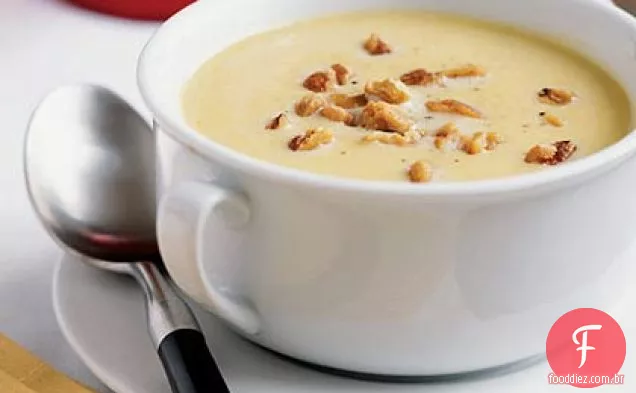 Sopa de abóbora com nozes torradas