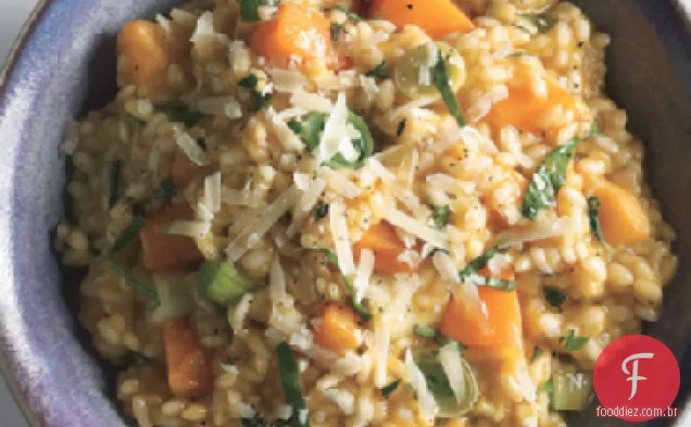 Risoto com abóbora, alho-poró e manjericão