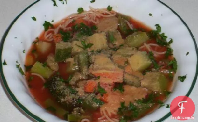 Sopa de legumes de São Francisco sobre macarrão de Cabelo De Anjo
