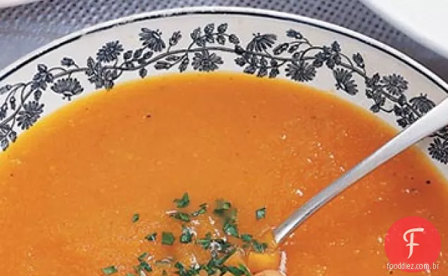 Sopa de abóbora torrada com rábano e maçãs
