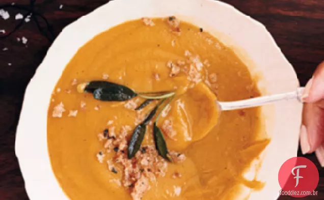 Sopa de abóbora e sálvia com pão ralado de sálvia