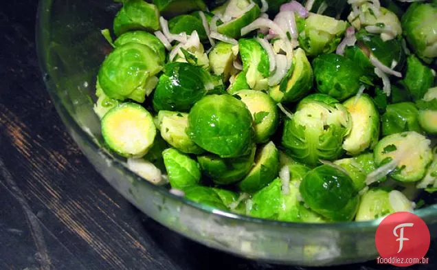 Couve de Bruxelas marinada com limão com salsa e chalotas
