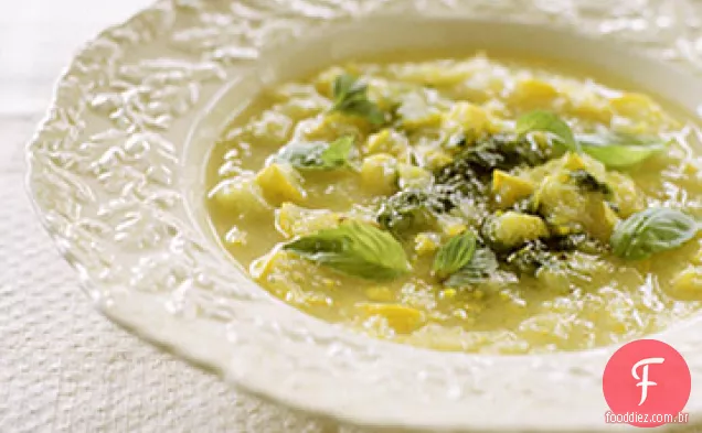 Sopa de abóbora de verão com manjericão Pistou