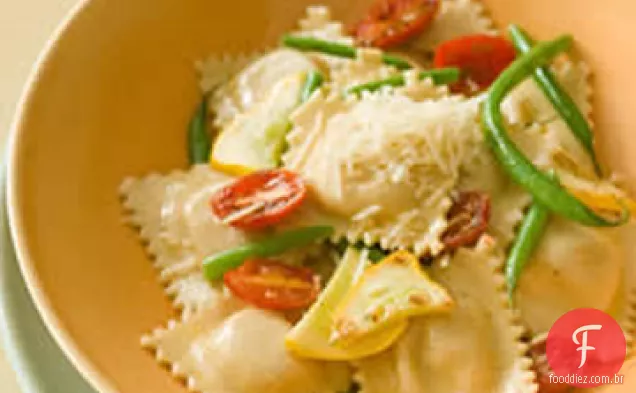 Ravioli de trigo integral com legumes de alho salteados
