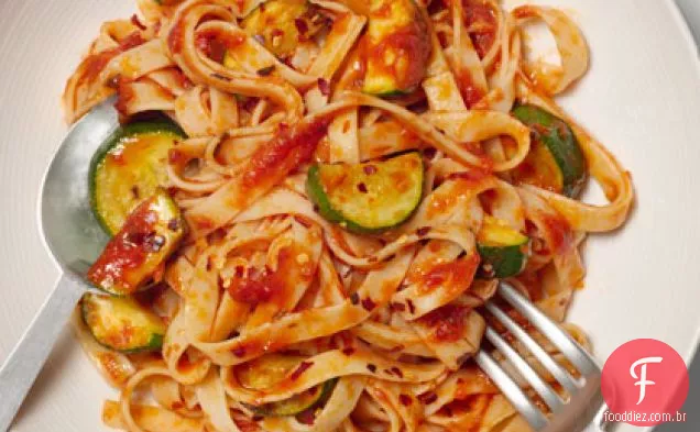 Fettuccine Com Abobrinha Picante-Molho De Tomate