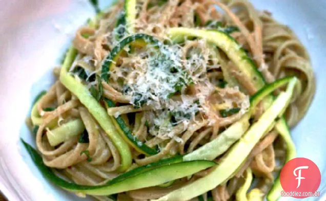 Jantar esta noite: macarrão de trigo integral com abobrinha Juliana