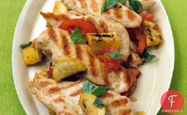 Costeletas de frango grelhadas com abóbora e tomate
