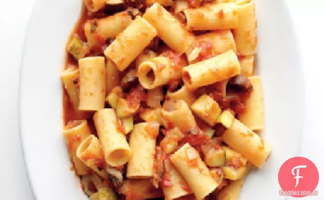 Rigatoni com molho vegetal robusto