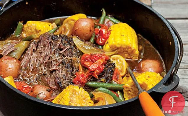 Carne de bovino assada no forno holandês e vegetais de Verão