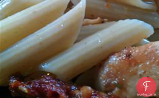 Macarrão frango e tomates secos ao sol