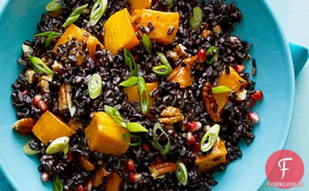 Salada de arroz preto com abóbora e sementes de romã