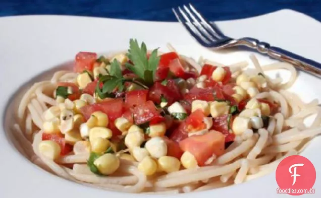 Salsa Cruda de tomate-milho de Verão (molho cru) para macarrão