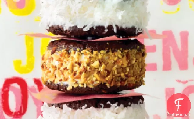 Sanduíches de sorvete de coco e amêndoa