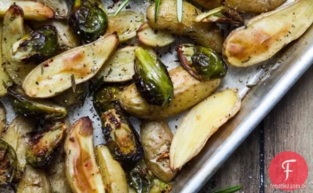 Batatas Fritas E Couves De Bruxelas Com Alecrim