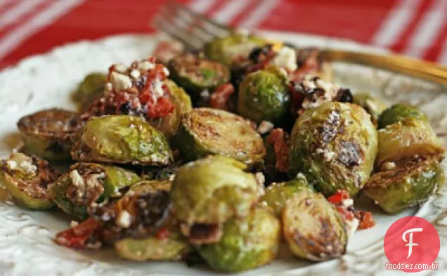 Couve De Bruxelas De Azeitona Com Queijo Feta, Pimentão Vermelho Assado E Bacon