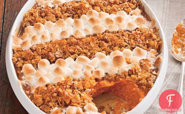 Caçarola de batata-doce com cobertura de milho, noz-pecã e Marshmallow