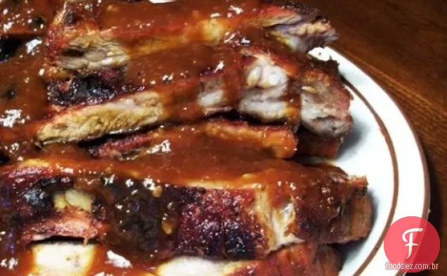 Spareribs doces esfumaçados com molho e feijão