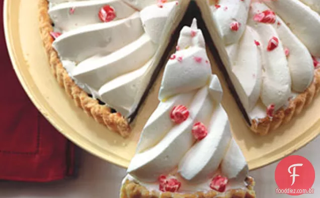 Torta de chantilly com chocolate escuro e hortelã-pimenta