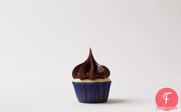 Mini Cupcakes amarelos de baunilha com cobertura cremosa de Chocolate