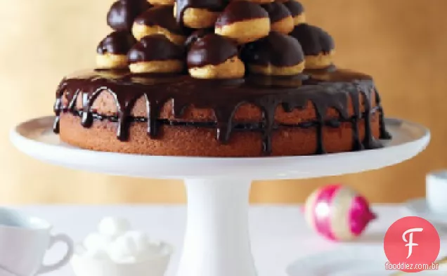 Bolo cheio de geléia com cobertura de Chocolate