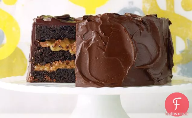 Bolo de Chocolate com leite-Crunch de Chocolate e molho de caramelo