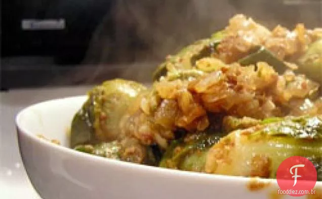 Jantar hoje à noite: couves de Bruxelas com chouriço