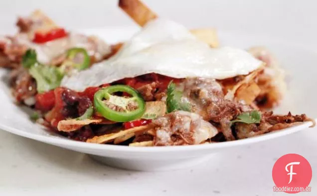 Feijão preto e Chilaquiles de carne com ovos fritos