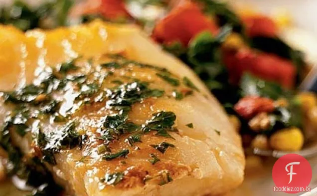 Robalo e confete legumes com molho de manteiga de limão