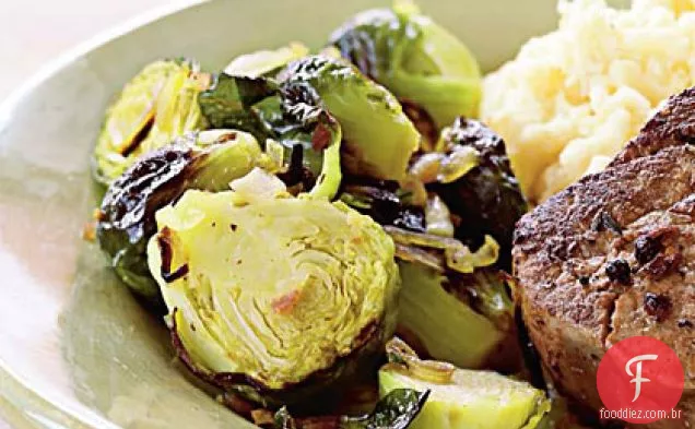 Chalotas caramelizadas e couves de Bruxelas com Pancetta