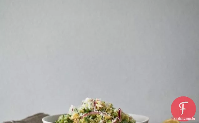 Salada De Broto De Bruxelas Com Cebola Roxa E Pecorino