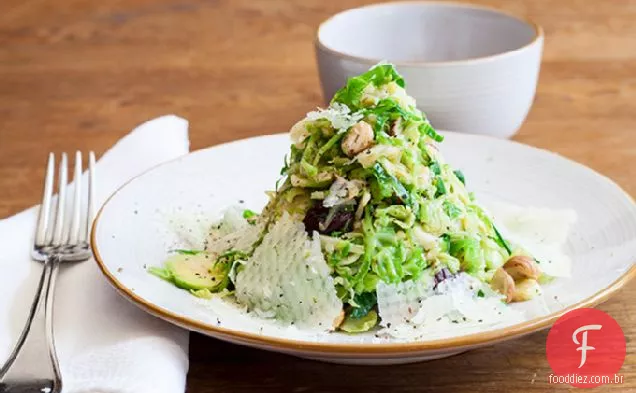 Salada De Broto De Bruxelas Com Cerejas Azedas, Avelãs E Mancheg
