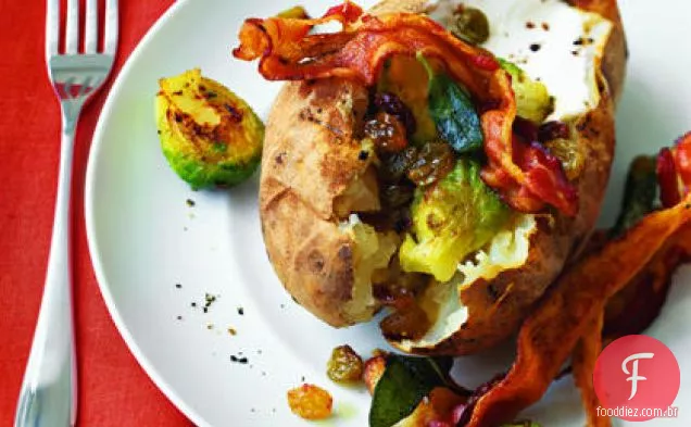 Batatas assadas com couve de Bruxelas e Bacon