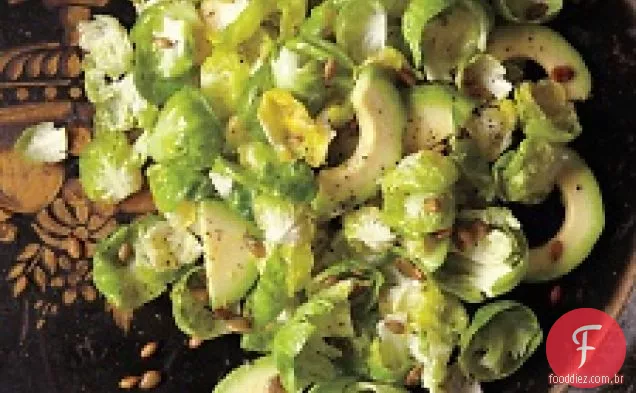 Salada De Broto De Bruxelas Com Abacate E Sementes De Abóbora