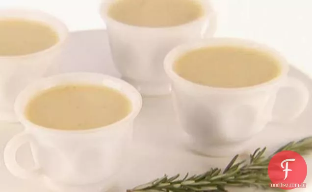 Sopa cremosa de batata doce e alecrim