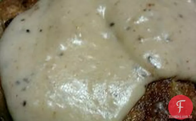 Bifes fritos do país com molho de cebola doce