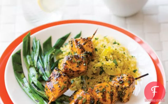 Kebabs de frango grelhado com molho Romesco