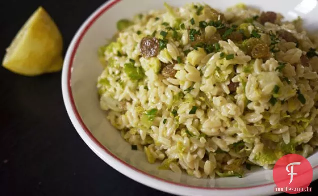 Salada Orzo Quente Com Couve De Bruxelas E Passas Douradas