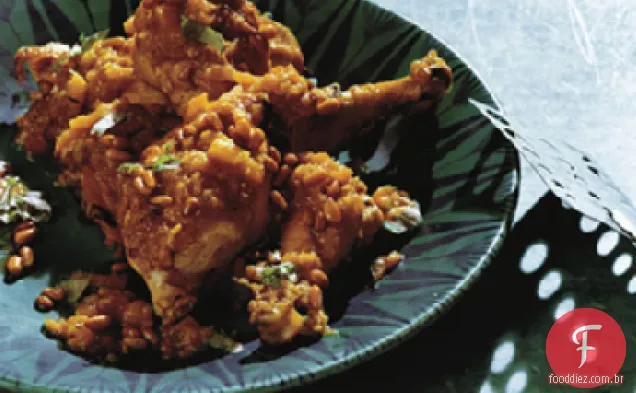 Tagine de frango com damascos e pinhões temperados