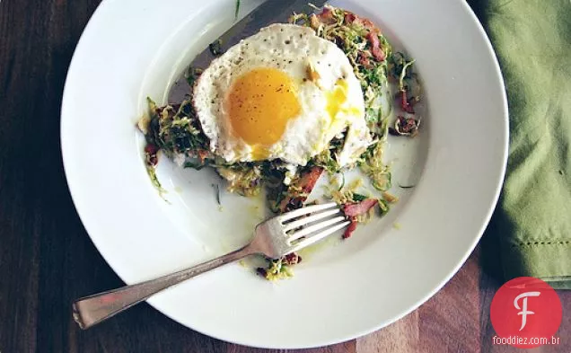 Ovos Com Salada De Broto De Bruxelas Raspada