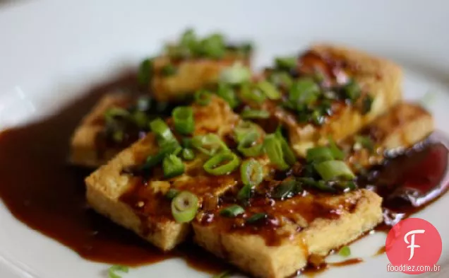 Jantar esta noite: tofu frito com molho de soja doce escuro
