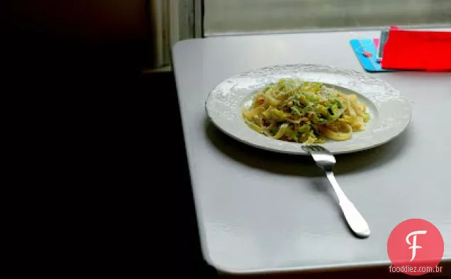 Macarrão Com Couve De Bruxelas Hash E Pinhões