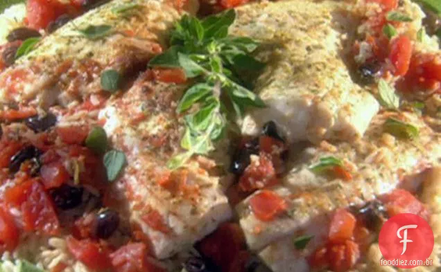 Robalo Grelhado com azeitonas, tomates e arroz integral de orégano