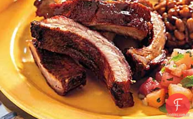 Costelas doces e esfumaçadas com molho de churrasco Bourbon