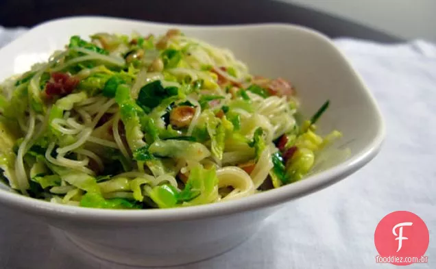 Macarrão Com Couve De Bruxelas Raspada E Pancetta