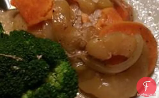 Costeletas de porco com maçãs, cebolas e batatas doces